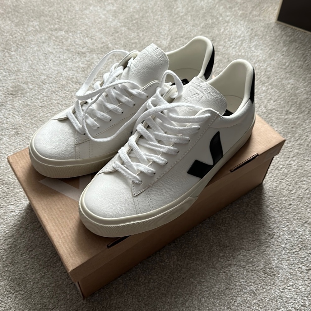 Veja Campo chromefree extra white & black. Never worn.